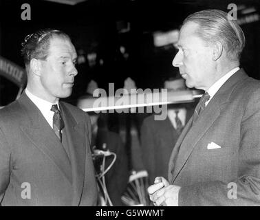 L'ex campione del ciclismo Reg Harris (l) parla con il ministro dei trasporti Harold Watkinson. Foto Stock