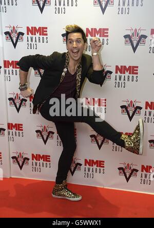 Russell Kane in arrivo per i NME Awards 2013, al Troxy di Londra. Foto Stock