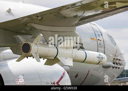 AGM-84 Harpoon anti-ship missile montato sotto l'ala di un slegato membri Navy Boeing P-8A Poseidon il pattugliamento marittimo di aeromobili. Foto Stock