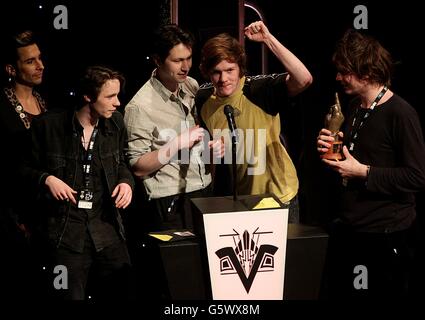 Sam Fryer, Chili Jesson, Pete Mayhew e Will Doyle di Palma Violets accettano il premio come miglior New Band durante i NME Awards 2013, al Troxy, Londra. Foto Stock