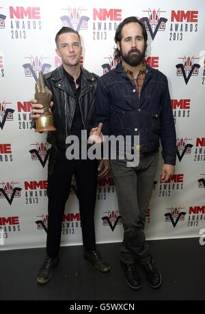 Brandon Flowers e Ronnie Vannucci Jr of the Killers con il premio per la miglior banda internazionale ai premi NME che si tengono al Troxy di Londra. Foto Stock