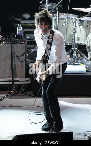 Ronnie Wood si esibisce sul palco durante i NME Awards 2013, al Troxy di Londra. Foto Stock