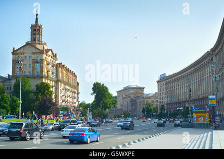 Il traffico su una strada nel centro di Kiev. Kiev è la capitale dell'Ucraina. Foto Stock