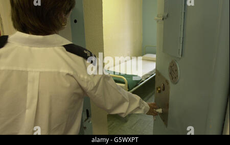 Feltham Young Offenders Institution, Londra, dove Lord Falconer e il ministro Barbara Roche hanno visitato il giorno in cui un rapporto del governo sulle carceri ha detto che i prigionieri dovrebbero ricevere più aiuti finanziari al rilascio per fermare la loro ricolpevole. * i contribuenti dovrebbero finanziare maggiori sovvenzioni per il discarico e maggiori benefici immobiliari per tenere gli ex detenuti fuori dalla prigione, secondo le proposte contenute in un rapporto dell'unità di esclusione sociale (SEU), istituito dal primo ministro Tony Blair per combattere la povertà. Foto Stock