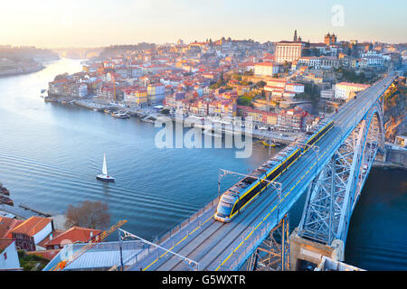 Skyline del Porto con il famoso Dom Luis bridge. Portogallo Foto Stock