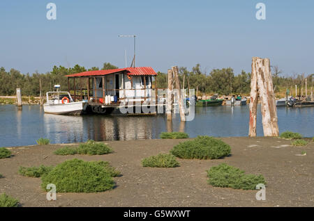 Fisherman's houseboat in Scanarello. Delta del Po parco regionale. Regione Veneto, Italia Foto Stock