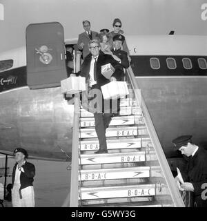 L'attore Peter o'Toole arriva all'aeroporto di Heathrow dall'America. Lo accompagnano sua moglie Sian e sua figlia di quattro anni Kate. Foto Stock