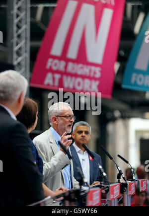 (Da sinistra) Primo Ministro del Galles Carwyn Jones, scozzese leader del partito laburista Dugdale Kezia, leader del partito laburista Jeremy Corbyn e sindaco di Londra Sadiq Khan frequentare un lavoro UE nel rally di Kings Cross, London, il giorno prima di quello che promette di essere un coltello votare la Gran Bretagna è l' adesione all' Unione europea. Foto Stock