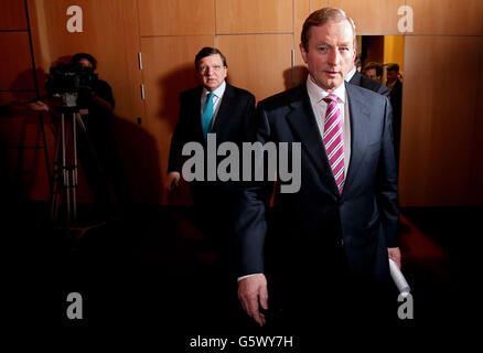 Taoiseach Enda Kenny (destra) e il presidente della Commissione europea Jose Manuel Barroso arrivano per affrontare la conferenza dei dirigenti IBEC al Convention Center di Dublino. Foto Stock