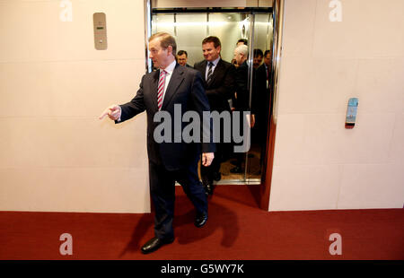 Taoiseach Enda Kenny arriva per parlare della conferenza dei dirigenti IBEC al Convention Center di Dublino, dove ha incontrato anche il presidente della Commissione europea Jose Manuel Barroso. Foto Stock