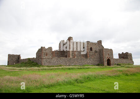 Le rovine del castello di Piel in piedi sul sassoso rive di Piel isola a Furness Peninsula in Cumbria, Inghilterra. Foto Stock