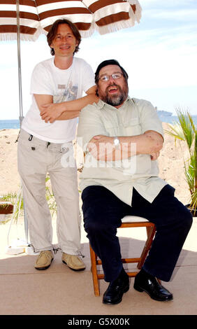 Robert Carlyle e Ricky Tomlinson si pongono per i fotografi durante una fotocellula per il suo nuovo film "Once upon a Time in the Midlands" presso la spiaggia del Grand Hotel durante il 55° Festival di Cannes. Foto Stock