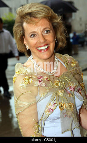 Il presentatore TV Esther Rantzen arriva al Victoria & Albert Museum di Londra, per un ricevimento che celebra uno dei maggiori couturier britannici, Catherine Walker. 17/03/2004: 63-year-old TV presenter Esther Rantzen che è alla ricerca di amore su una BBC2 'vorrebbe incontrare' speciale quattro anni dopo la morte di suo marito di 22 anni, Desmond Wilcox. Il programma è uno dei momenti salienti di "The Time of Your Life", una stagione dedicata a "prospettive e atteggiamenti impegnativi per crescere più anziani" ed è stato annunciato al lancio della stagione estiva di primavera BBC2. Foto Stock