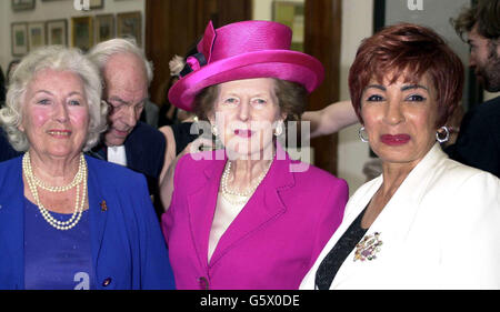 (Sinistra-destra) Dame vera Lynn, Baronessa Thatcher e Dame Shirley Bassey alla Royal Academy of Art di Piccadilly, Londra per il Queen's Jubilee Arts Party che celebra tutte le aree delle arti come parte di celebrazioni nazionali che segnano il Giubileo d'oro. * ... della Regina Elisabetta II. Foto Stock