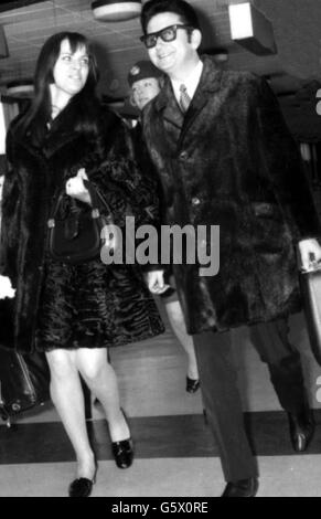 Roy Orbison cammina attraverso l'aeroporto di Heathrow con la sua nuova sposa chiamata Barbara. CELEBRITÀ Foto Stock