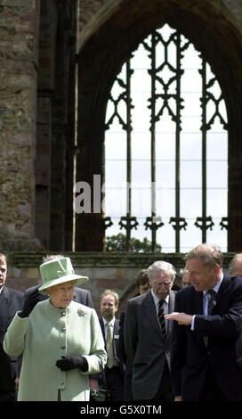 La Regina parla con Graham Munroe della Historic Scotland Society mentre visita l'abbazia di Melrose, nei confini scozzesi. La Regina visitò dove fu sepolto il cuore del re scozzese medievale Robert Bruce. Foto Stock