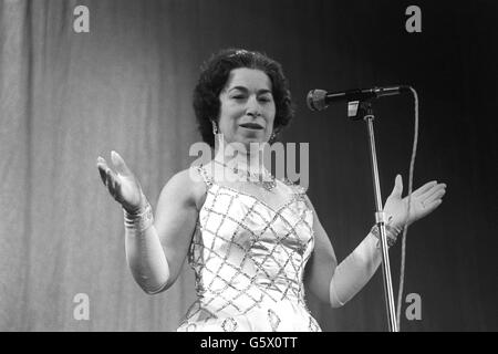 Jeanette Charles, il doppio della Regina, sul palco presso l'intimo Teatro di Palmers Green, Londra. Foto Stock