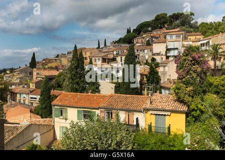 Vista su una collina mediterranea città di Bormes-Les-Mimosas, Var, Provence-Alpes-Côte d'Azur, in Francia Foto Stock