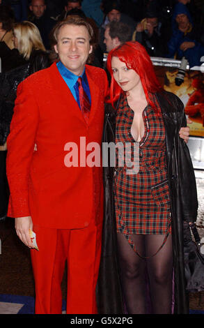 Jonathan Ross e la moglie Jane Goldman arrivano per la prima di gala di 'Spider-man' all'Odeon Leicester Square, Londra. Foto Stock