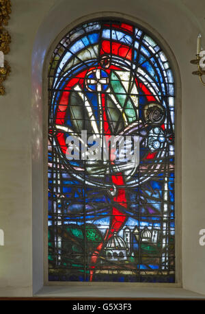 St Nicholas Cole Abbey, chiesa della città di Londra; vetrate di Keith nuovo, mostra roccia di Cristo Foto Stock