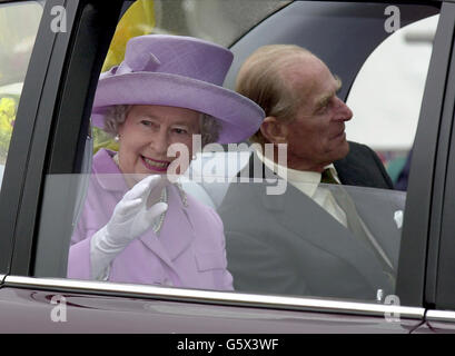 La Regina Elisabetta II della Gran Bretagna e suo marito, il Duca di Edimburgo, si muovono verso i wellwishers al Copthall Athletics Stadium di Londra. La coppia reale guardò un pageant che rappresentava le comunità del Nord di Londra. * prima, il suo primo giorno di impegni dal fine settimana di quattro giorni di festeggiamenti del Golden Jubilee nel centro di Londra, aveva visitato un garage per gli autobus per ringraziare il personale che ha lavorato durante il fine settimana. Più tardi, stava facendo la sua prima visita ad un tempio indù, dove lei ed il duca erano presentati con le ghirlande cerimoniali. Foto Stock