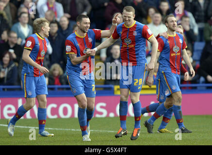 Peter Ramage di Crystal Palace (al centro a destra) celebra il punteggio con il compagno di squadra Damien Delaney durante la partita del campionato di calcio di Npower a Selhurst Park, Londra. Foto Stock