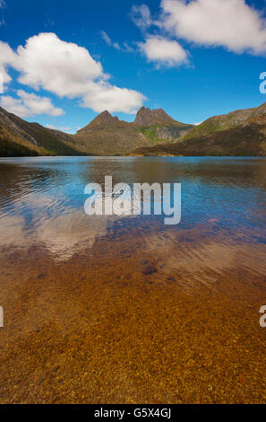 Vista del Cradle Mountain attraverso Colomba lago in una giornata di sole. La Tasmania, Australia. Foto Stock