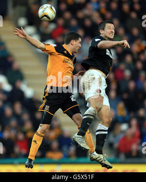 Calcio - Npower Football League Championship - Hull City / Charlton Athletic - KC Stadium. Alex Bruce di Hull City (a sinistra) e Yann Kermorgant di Charlton Athletic lottano per la palla Foto Stock