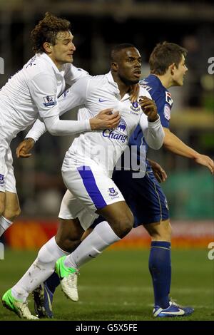 Il Victor Anichebe (centro) di Everton celebra il primo gol delle sue squadre Del gioco con il compagno di squadra Nikica Jelavic (a sinistra) Foto Stock