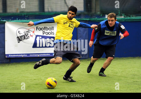 I giocatori di Positive Futures 2 (blu) combattono con Fishwick Rangers durante la finale del primo StreetGames Football Pools Fives Festival a Manchester. Foto Stock