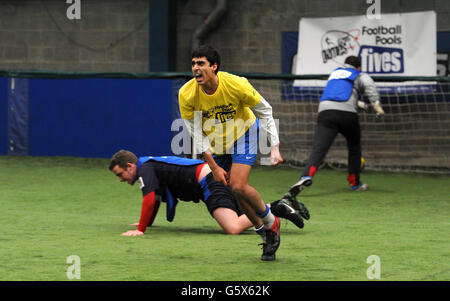 I giocatori di Positive Futures 2 (blu) combattono con Fishwick Rangers durante la finale del primo StreetGames Football Pools Fives Festival a Manchester. Foto Stock