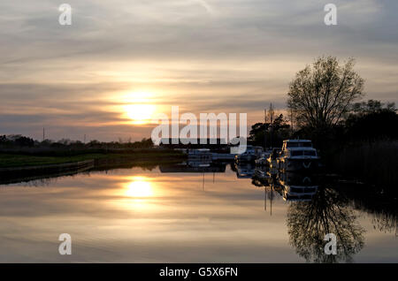 Avvicinando Ludham Ponte sul Fiume Ant in il Parco Nazionale Broads del Norfolk, Inghilterra, al tramonto. Foto Stock