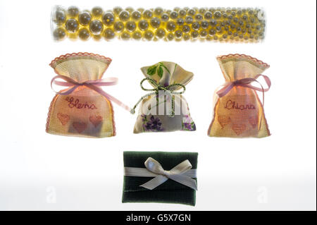 Bomboniera sacchetti contenenti rivestite di zucchero mandorle , date in dono per gli ospiti come un souvenir Foto Stock