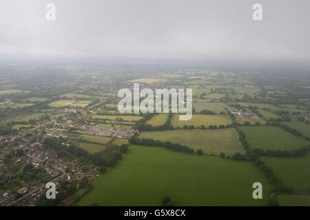 Una veduta aerea di campi e case sull'approccio all'aeroporto Gatwick di Londra Foto Stock