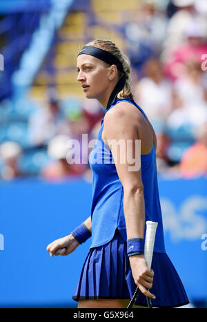 Solo uso editoriale - Petra KVITOVA della Repubblica ceca reagisce dopo aver vinto un punto contro Timea Babos di Ungheria presso l'Aegon torneo internazionale di tennis in Devonshire Park a Eastbourne. Giugno 21, 2016. Simon Dack / immagini con teleobiettivo Foto Stock