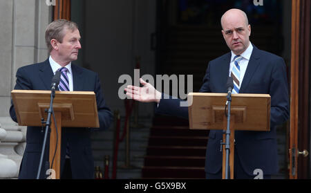 Taoiseach Enda Kenny incontra oggi il primo ministro svedese, Fredrik Reinfeldt, negli edifici governativi di Dublino. Foto Stock