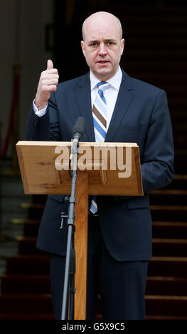 Il primo ministro svedese Fredrik Reinfeldt interviene oggi dopo un incontro con Taoiseach Enda Kenny presso gli edifici governativi di Dublino. Foto Stock