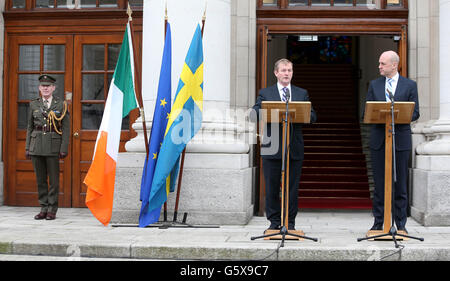 Taoiseach Enda Kenny incontra oggi il primo ministro svedese, Fredrik Reinfeldt, negli edifici governativi di Dublino. Foto Stock