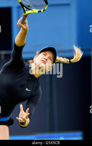 Eugenie Bouchard del Canada serve contro Irina-Camelia Begu della Romania al torneo internazionale di tennis di Aegon nel Devonshire Park di Eastbourne. 21 giugno 2016. Simon Dack / Telephoto Images Foto Stock