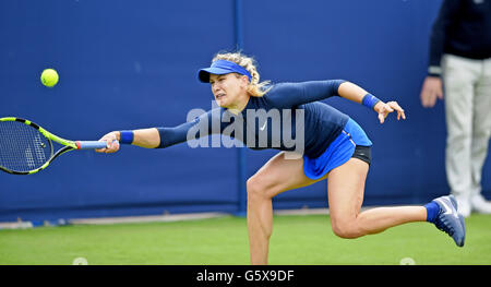 Eugenie Bouchard del Canada si estende per una fronte contro Irina-Camelia Begu della Romania al torneo internazionale di tennis di Aegon al Devonshire Park di Eastbourne. 21 giugno 2016. Simon Dack / Telephoto Images Foto Stock