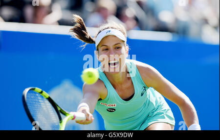 La Gran Bretagna è Johanna Konta si estende per un colpo diretti contro Lesia Tsurenko dell Ucraina all'Aegon torneo internazionale di tennis in Devonshire Park a Eastbourne. Giugno 21, 2016. Simon Dack / immagini con teleobiettivo Foto Stock