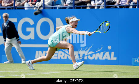 La Gran Bretagna è Johanna Konta si estende per un colpo durante la sua partita contro Lesia Tsurenko dell Ucraina all'Aegon torneo internazionale di tennis in Devonshire Park a Eastbourne. Giugno 21, 2016. Simon Dack / immagini con teleobiettivo Foto Stock