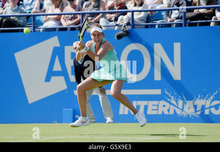 La Gran Bretagna è Johanna Konta gioca un colpo durante la sua partita contro Lesia Tsurenko dell Ucraina all'Aegon torneo internazionale di tennis in Devonshire Park a Eastbourne. Giugno 21, 2016. Simon Dack / immagini con teleobiettivo Foto Stock