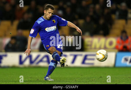 Il Watford's Almen Abdi segna il primo gol durante la partita del campionato di calcio della Npower League a Molineux, Wolverhampton. Foto Stock