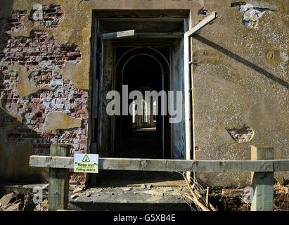 Una vista dell'entrata originale 'Porte Cochree' alla Trentham Hall, di 180 anni fa, classificata Grade II, nei Giardini Trentham vicino a Stoke-on-Trent, Staffordshire, che è stata nominata nel registro "a rischio" del Patrimonio Inglese. PREMERE ASSOCIAZIONE foto. Data immagine: Sabato 2 marzo 2013. Visita la storica Hall della PA. Il credito fotografico dovrebbe essere: Rui Vieira/PA Wire Foto Stock