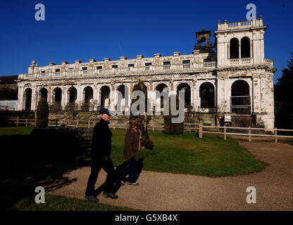 Una vista della 180-year-old Grade II elencato Trentham Hall, in Trentham Gardens vicino a Stoke-on-Trent, Staffordshire, che è stato nominato nel registro del patrimonio inglese 'a rischio'. Foto Stock