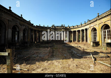 Una vista dell'ingresso originale 'Porte Cochree' alla Trentham Hall, che risale a 180 anni fa e che è stata inserita nell'elenco Grade II, nei giardini di Trentham vicino Stoke-on-Trent, Staffordshire, che è stata nominata nel registro 'a rischio' del Patrimonio Inglese. Foto Stock