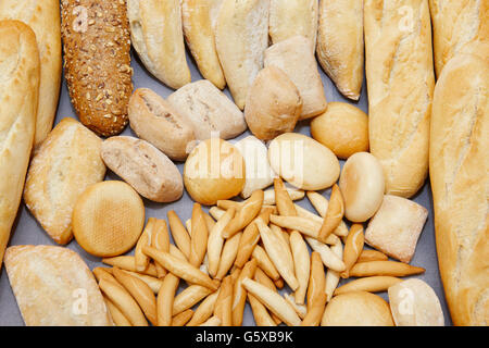 Diversi tipi di pane fresco in formato orizzontale Foto Stock