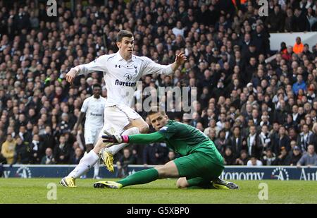 Calcio - Barclays Premier League - Tottenham Hotspur / Arsenal - White Hart Lane. Gareth Bale di Tottenham Hotspur segna l'obiettivo di apertura del gioco Foto Stock