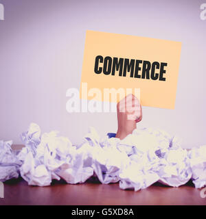 Mano azienda carta gialla con COMMERCECONCEPT Foto Stock